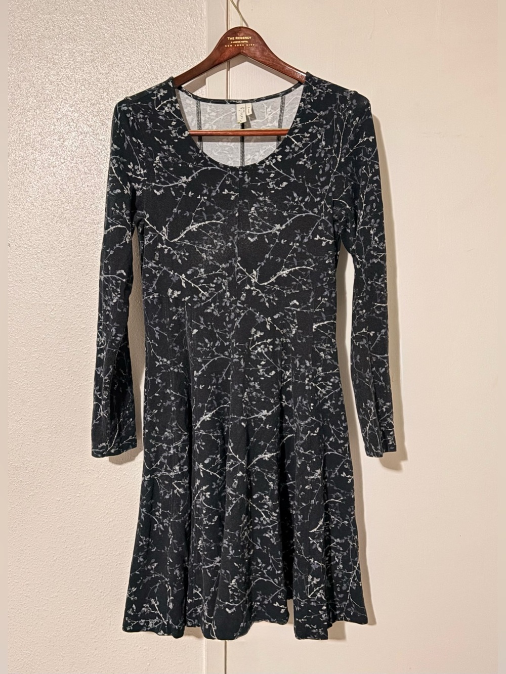 sahalie Small Black W/ White Floral Branch’s Long Sleeve Midi Dress
